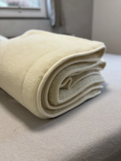 Obojstranná deka z ovčej vlny biela