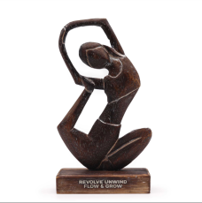 Dřevěná Jóga Lady - Otočená Póza - Nech se vést pohybem, uvolni se a rozvíjej